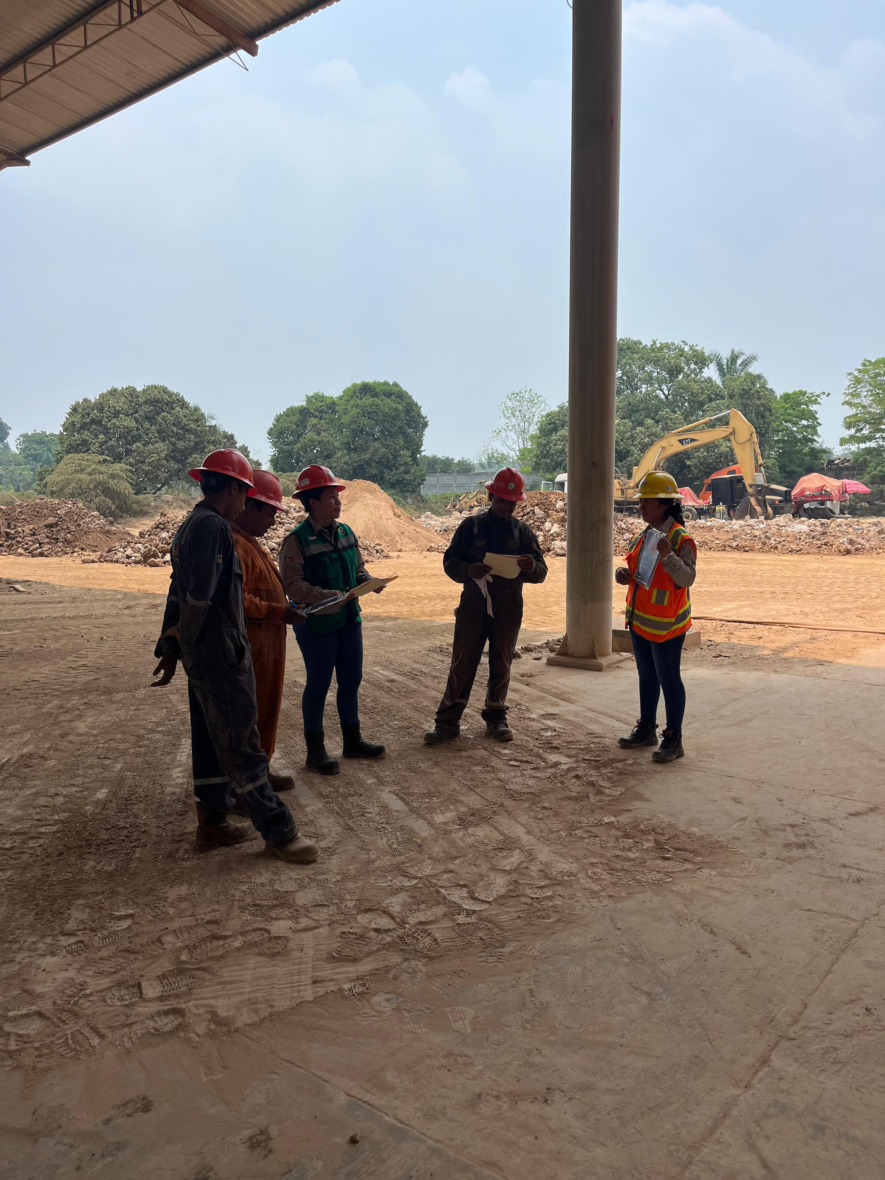 Equipo en operación de extracción de barita de la Chontalpa